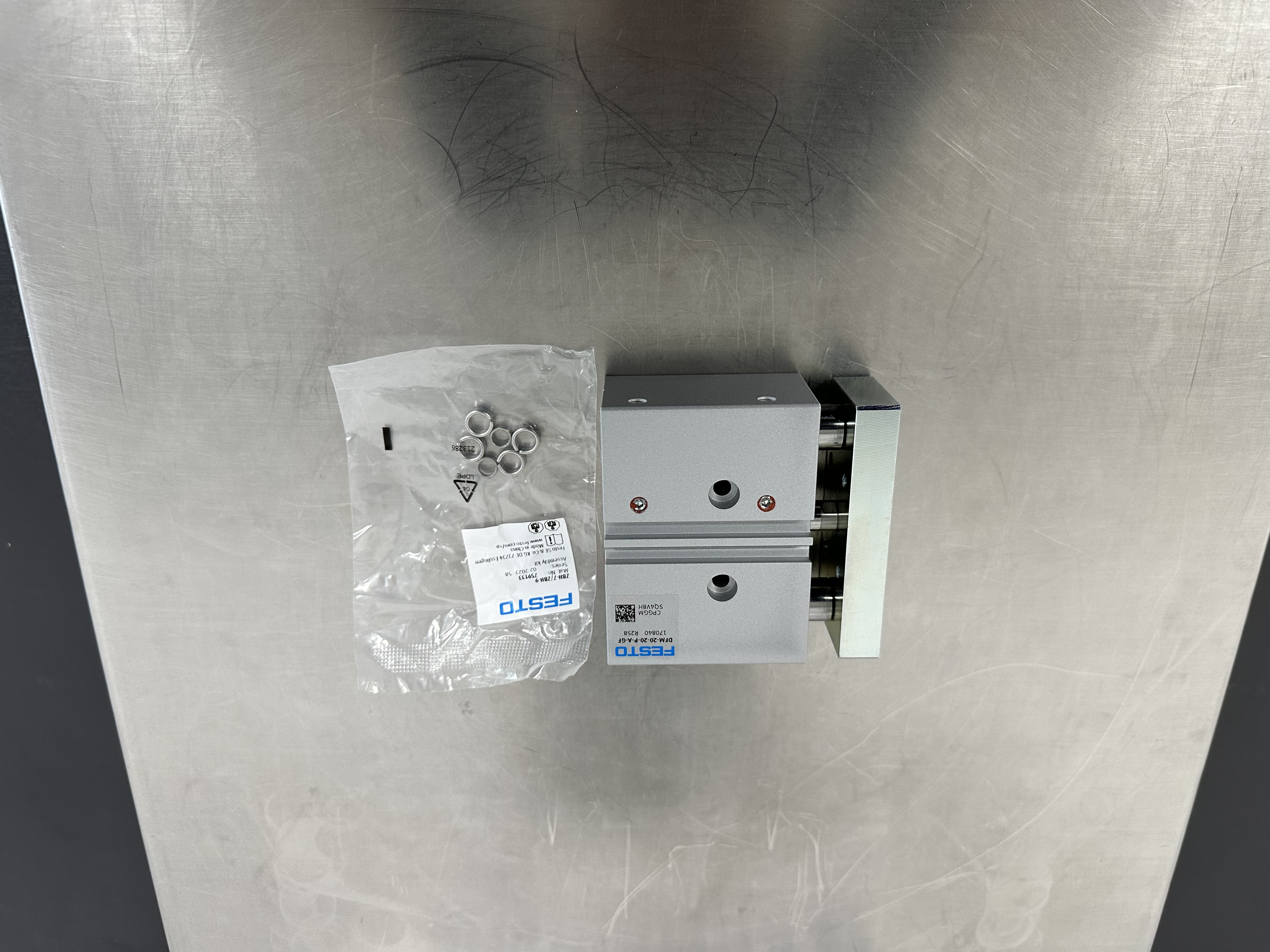 DFM-20-20-P-A-GF / Cylinder / FESTO