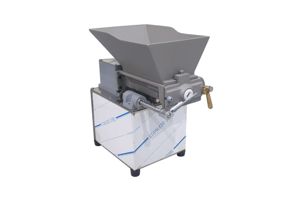 Semi-automatic glutinous rice cake cutter