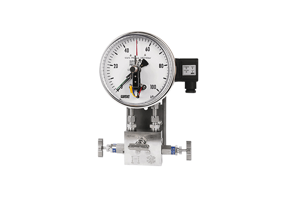 Differential pressure gauge with electrical contact type